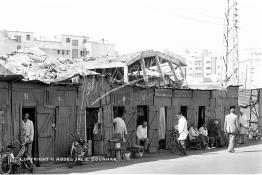 Image du Maroc Professionnelle de  Le premier quartier des coiffeurs se trouvait, dans les années 40, près du cinéma Atlas à Garage Allal, jadis ce ne sont que les Français et les Espagnols qui pratiquaient le métier. Dans ce vieux quartier rue surnommé « zankat Marco » accolée à la voie ferrée. Dans une rangée de baraques d’un temps passé, dans ces échoppes de fortune certains coiffeurs pratiquent aussi la "la hajjamia" (la saignée), cette pratique qui résiste, perdure dans nos villages et même nos villes, dont l'usage est très ancien, on en trouve trace dès le V siècle avant J.-C. Samedi 20 Mai 1989. (Photo / Abdeljalil Bounhar)  